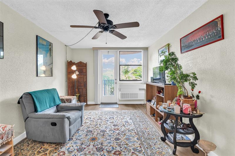 Image 10 of 23 For 2701 Riverside Dr  305-b