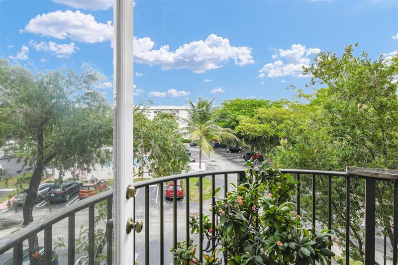 Image 11 of 23 For 2701 Riverside Dr  305-b