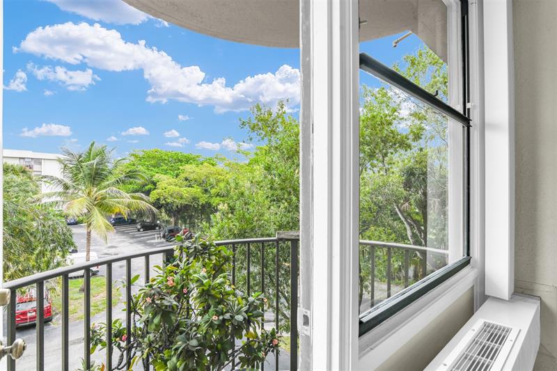Image 12 of 23 For 2701 Riverside Dr  305-b