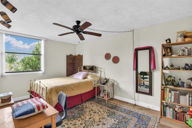 Image 17 of 23 For 2701 Riverside Dr  305-b