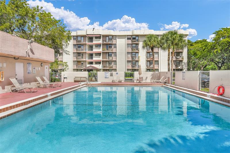 Image 20 of 23 For 2701 Riverside Dr  305-b