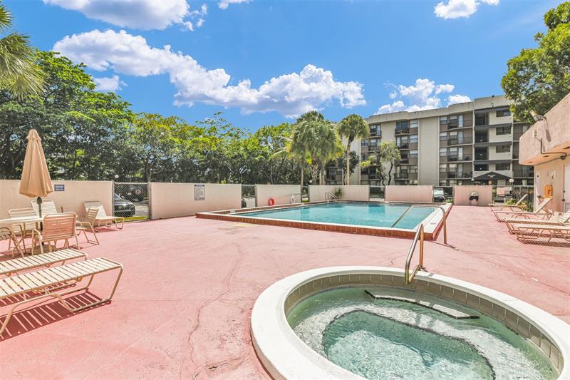 Image 21 of 23 For 2701 Riverside Dr  305-b
