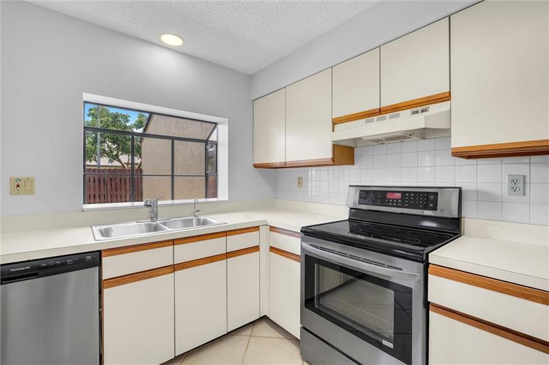 Image 10 of 26 For 9364 Chelsea Dr N