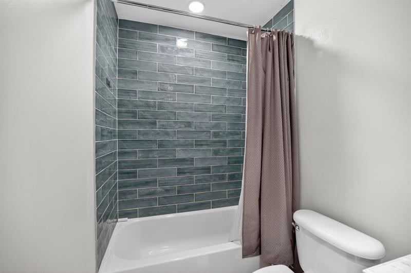 Image 26 of 43 For 3040 16th Ave  411