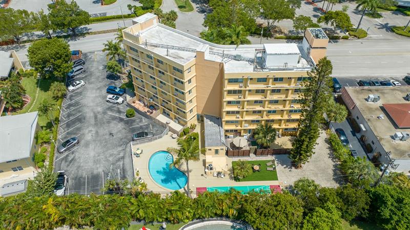 Image 21 of 28 For 2400 9th St  301