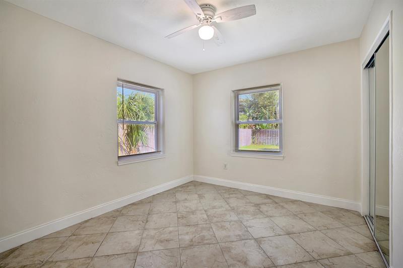 Image 25 of 45 For 933 19th St  