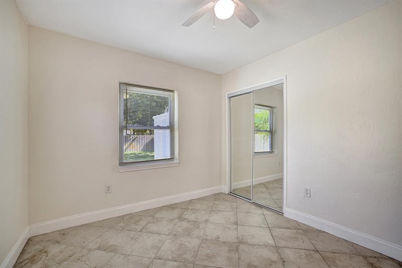 Image 26 of 45 For 933 19th St  