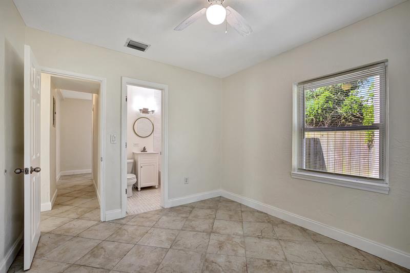 Image 27 of 45 For 933 19th St  