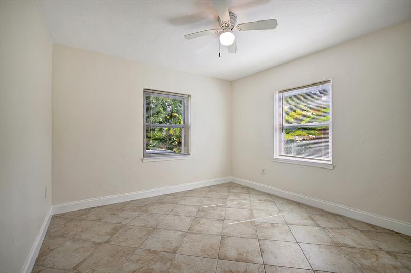 Image 32 of 45 For 933 19th St  