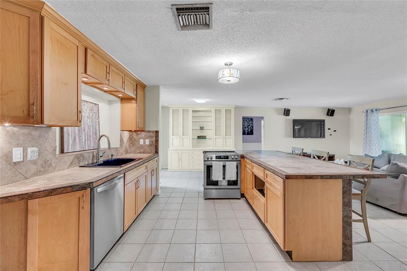 Image 12 of 39 For 6202 70th Ave