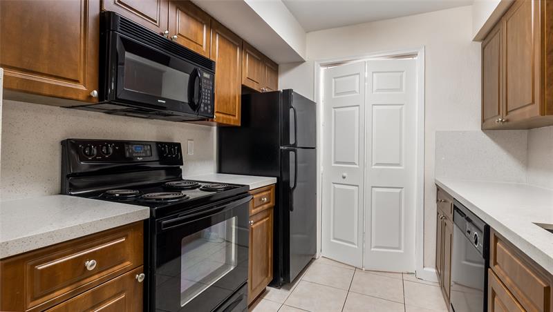 Image 9 of 31 For 875 Riverside Dr  717