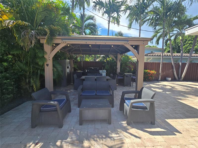 Image 4 of 32 For 3204 Barton Rd