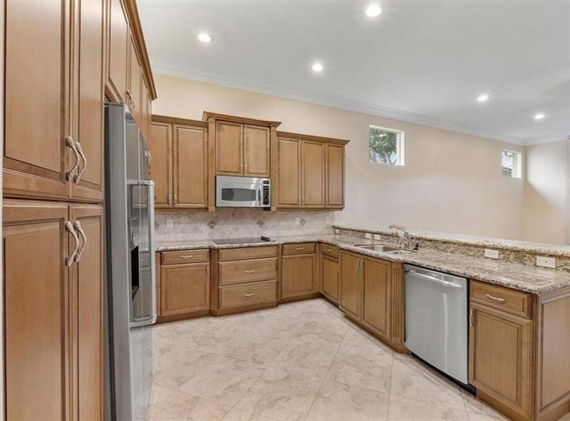 Image 10 of 27 For 6828 Belmont Shore Dr