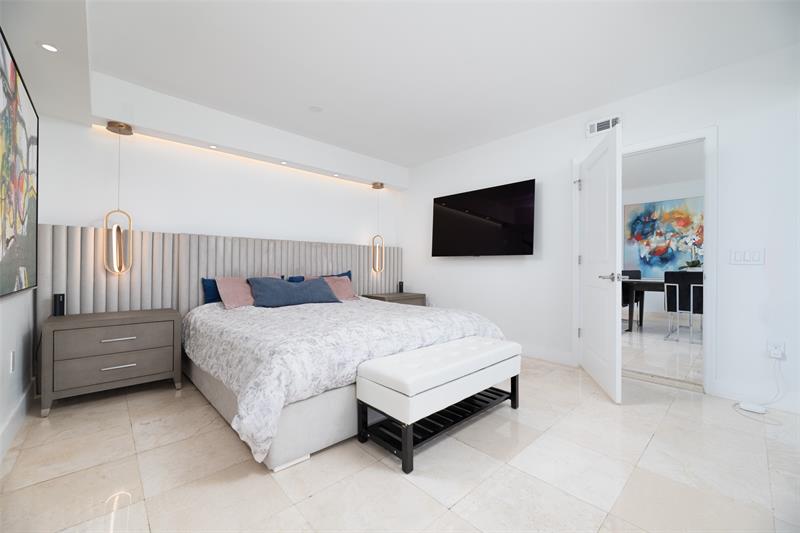 Image 23 of 67 For 17555 Collins Ave  1608