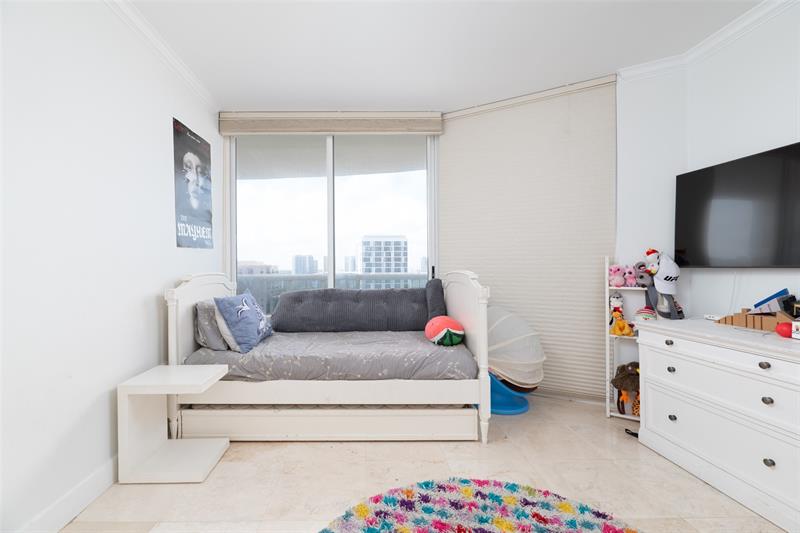 Image 26 of 67 For 17555 Collins Ave  1608
