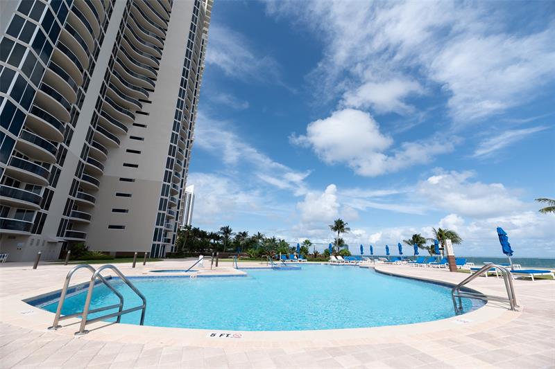 Image 39 of 67 For 17555 Collins Ave  1608