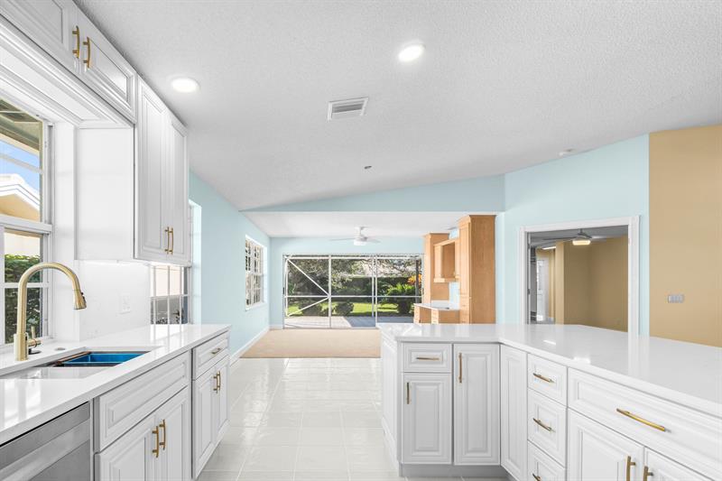 Image 19 of 38 For 4186 Royal Oaks Dr