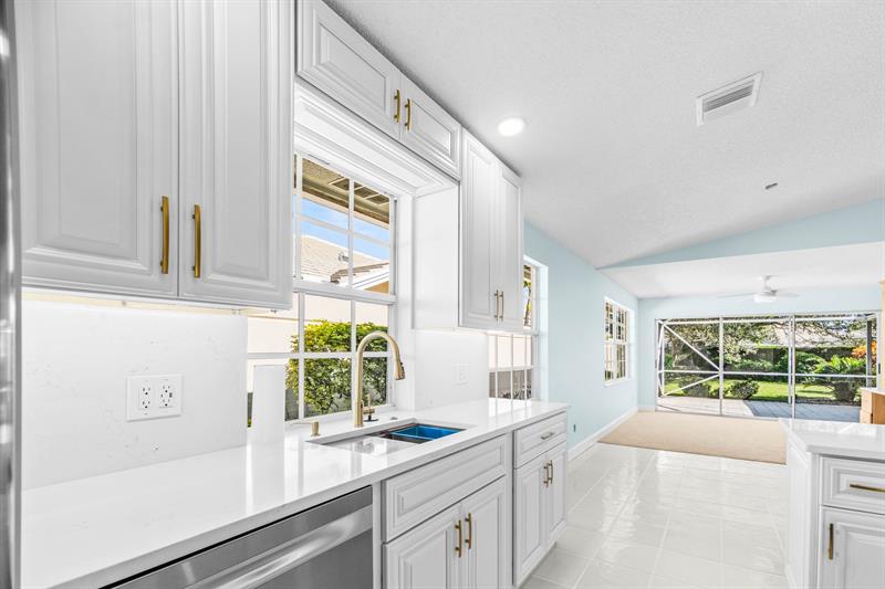 Image 20 of 38 For 4186 Royal Oaks Dr