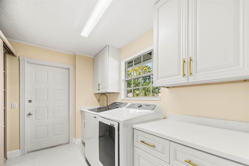 Image 29 of 38 For 4186 Royal Oaks Dr