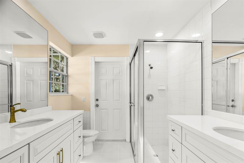 Image 33 of 38 For 4186 Royal Oaks Dr