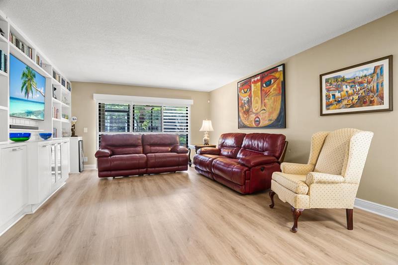 Image 14 of 28 For 410 Lakeview Dr  104