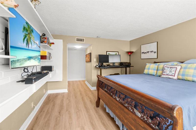 Image 18 of 28 For 410 Lakeview Dr  104