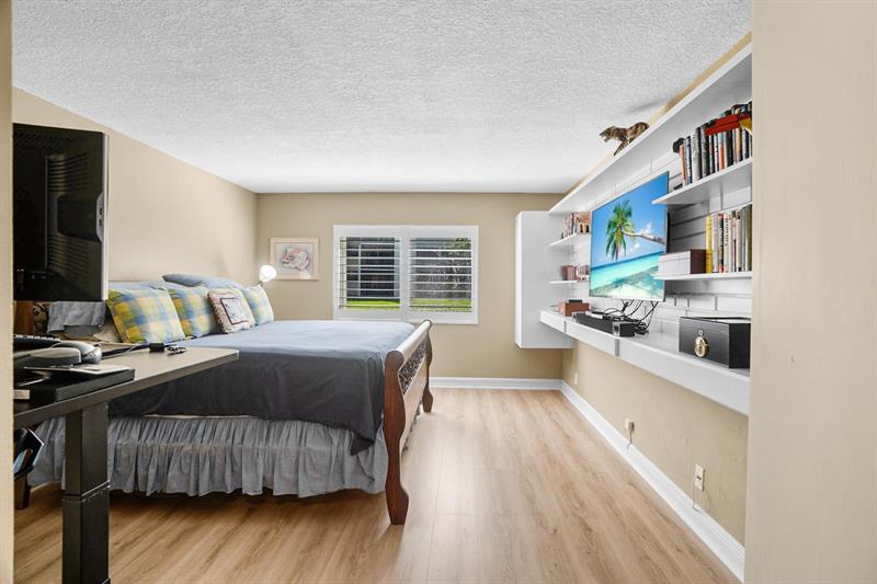 Image 19 of 28 For 410 Lakeview Dr  104