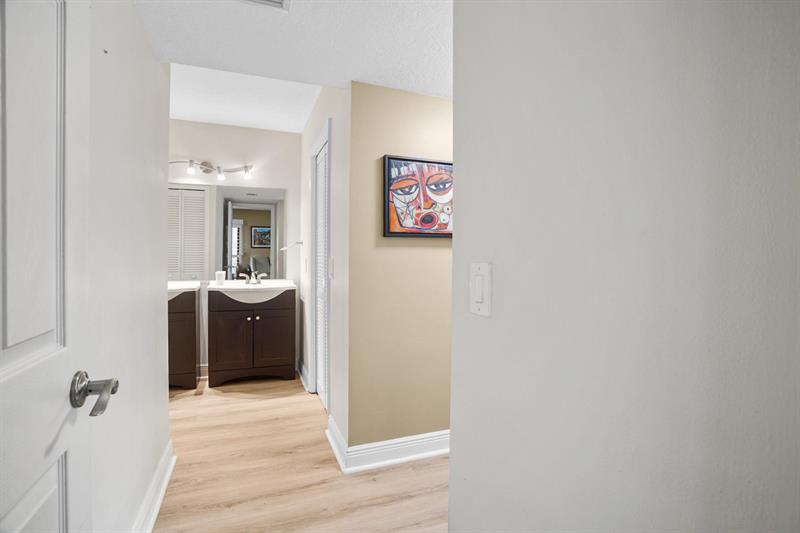 Image 20 of 28 For 410 Lakeview Dr  104