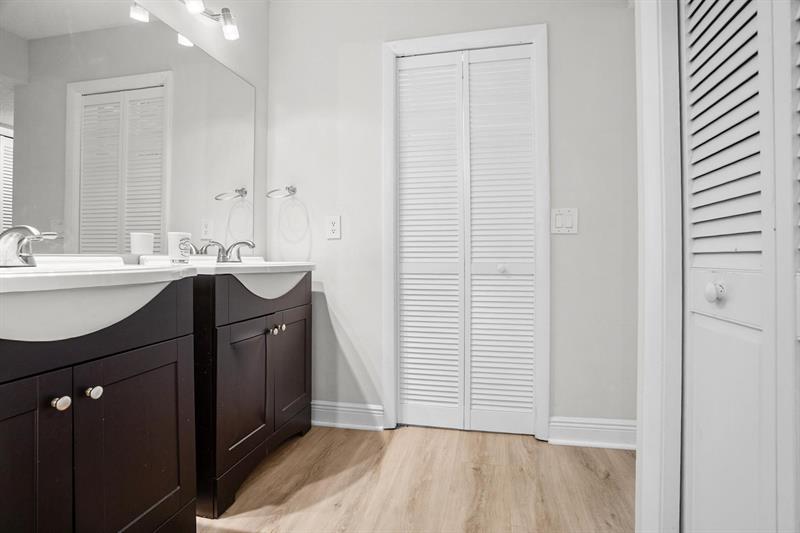 Image 21 of 28 For 410 Lakeview Dr  104