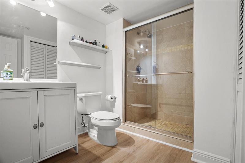 Image 26 of 28 For 410 Lakeview Dr  104