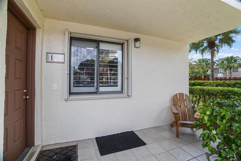 Image 4 of 28 For 410 Lakeview Dr  104