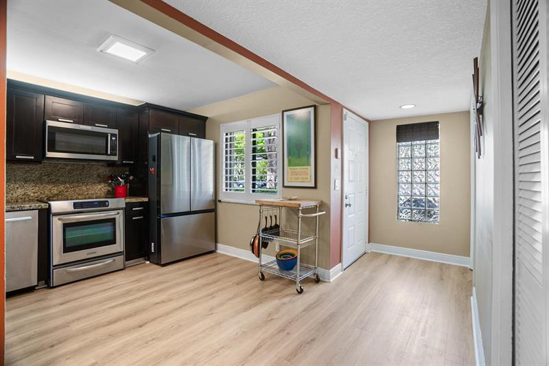 Image 6 of 28 For 410 Lakeview Dr  104