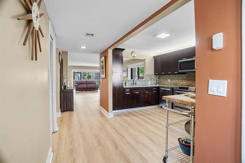 Image 7 of 28 For 410 Lakeview Dr  104