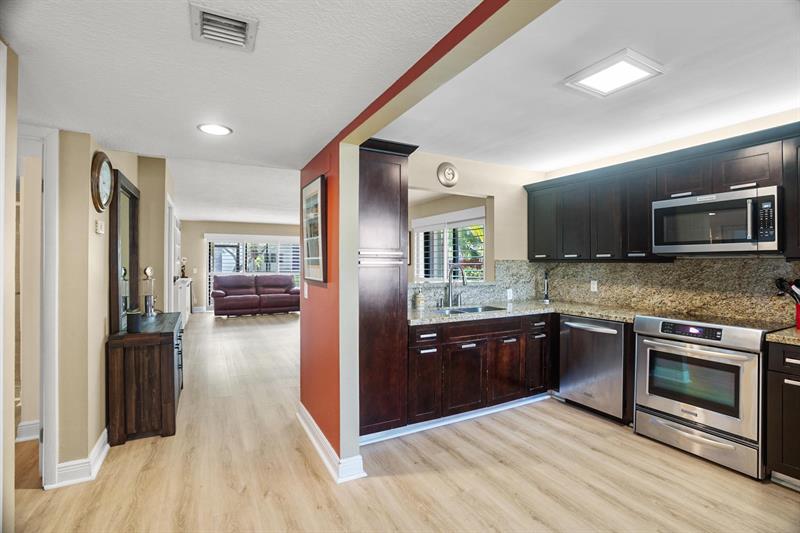 Image 9 of 28 For 410 Lakeview Dr  104