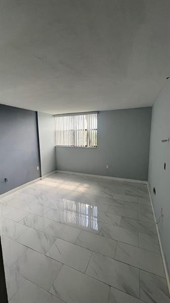 Image 18 of 44 For 900 195th St  314