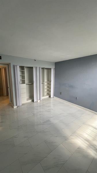 Image 19 of 44 For 900 195th St  314