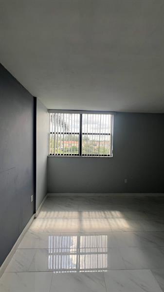 Image 22 of 44 For 900 195th St  314