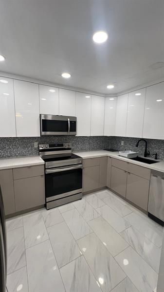 Image 4 of 44 For 900 195th St  314