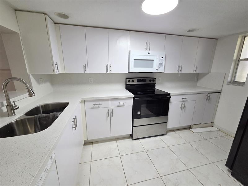 Image 16 of 30 For 7901 Colony Cir  101