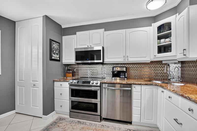 Image 16 of 43 For 1537 Hillsboro Blvd  138