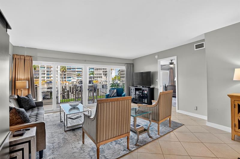 Image 21 of 43 For 1537 Hillsboro Blvd  138