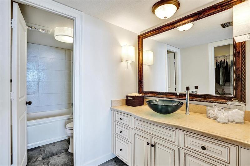 Image 41 of 84 For 800 20th Ave  915