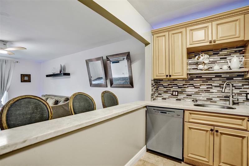 Image 21 of 36 For 101 Mcnab Rd  407