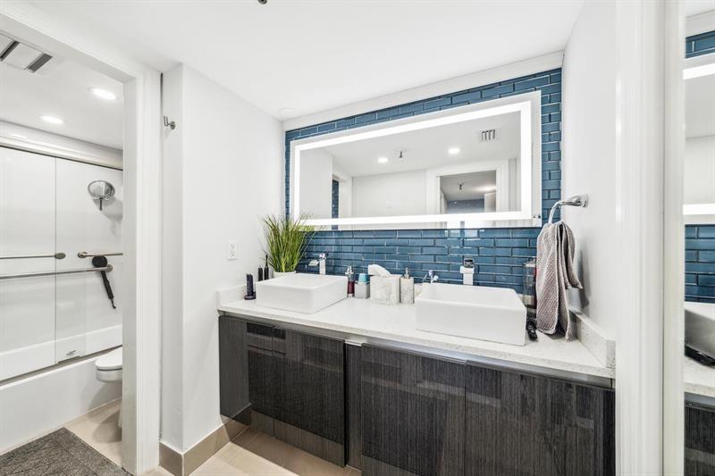 Image 17 of 25 For 859 Jeffery Street  6090