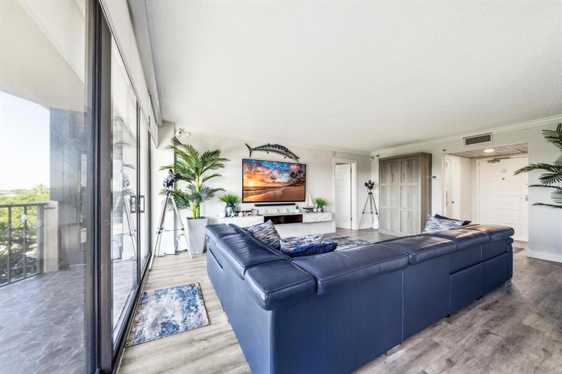 Image 3 of 25 For 859 Jeffery Street  6090