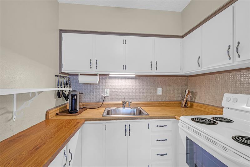 Image 17 of 45 For 1000 11th Ave  #2e