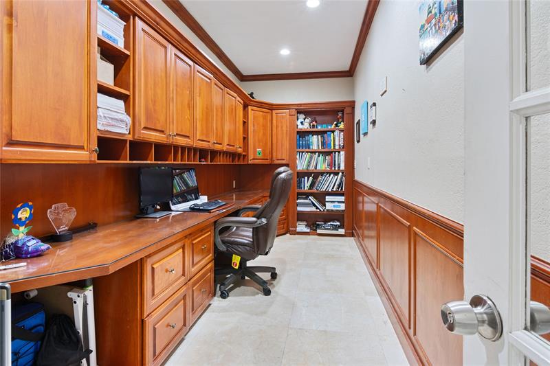 Image 26 of 69 For 16686 Golfview Dr