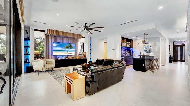 Image 33 of 73 For 609 Poinciana Dr