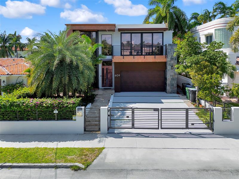 Image 8 of 73 For 609 Poinciana Dr