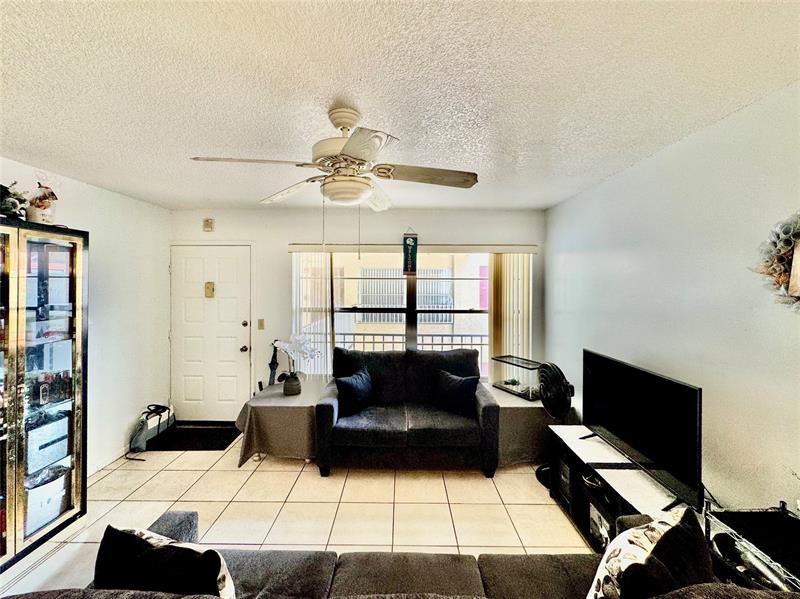 Image 10 of 41 For 3590 University Dr  V-6